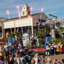 Haltestelle des Disney Skyliners bei der Einweihung mit Feruerwerk und Disney Figuren