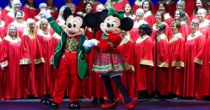 Mickey und Minnie gemeinsam mit einem Gospelchor auf der Bühne