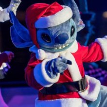 Stitch trägt ein Weihnachtsmannkostüm