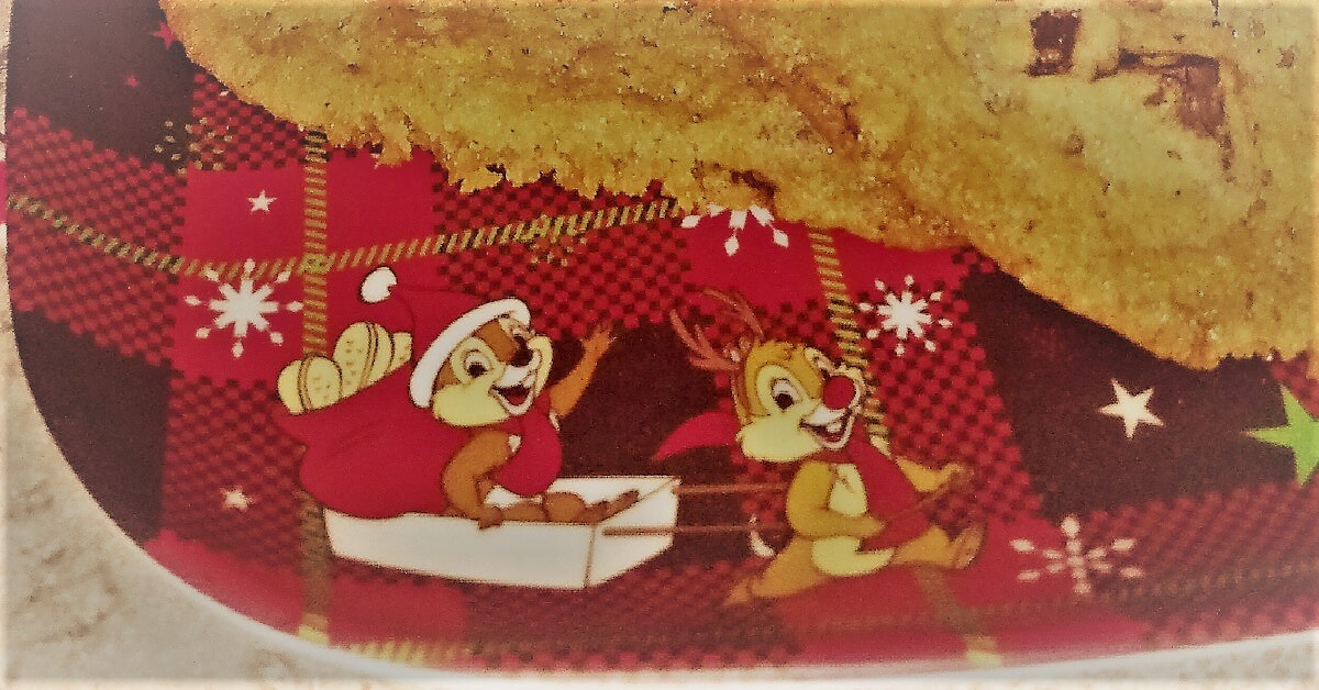 Chip und Chap sind als Motiv auf einem weihnachtlichen Teller mit Cookies zu sehen