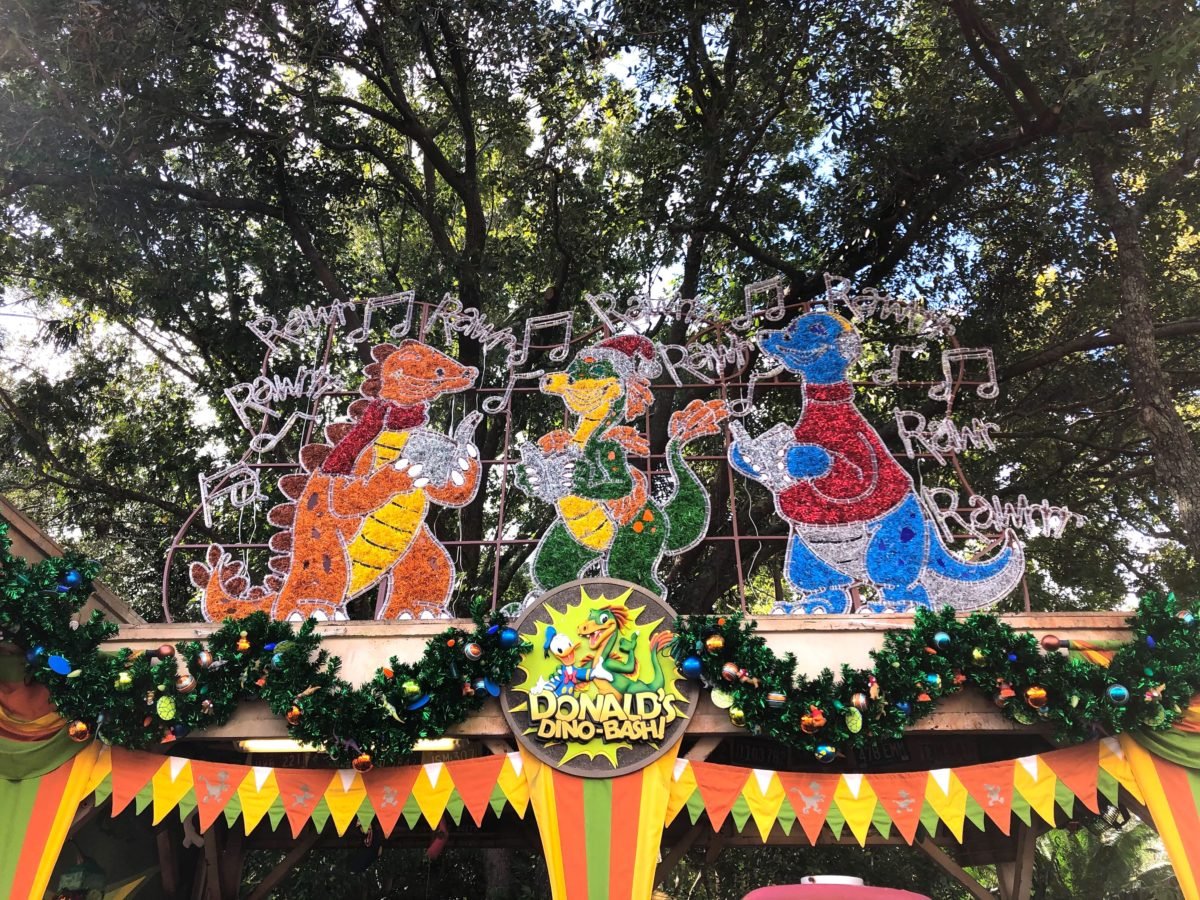 eine farbenfrohe Weihnachtsdekoration im Dinoland im Animal Kingdom