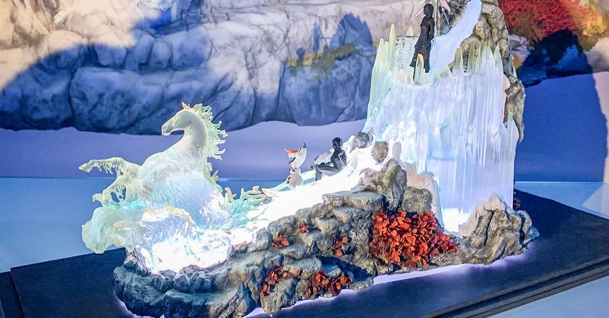 Modell des Paradenwagens für Frozen 2: Celebration Promenade mit Nook, Olaf und Elsa