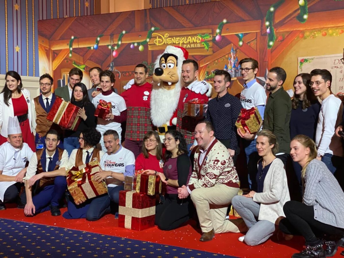 Disney Voluntears mit Geschenken der Party für einen guten Zweck