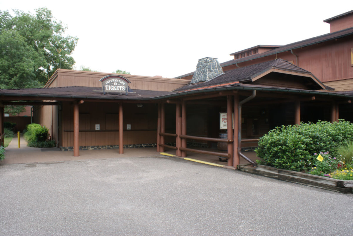 Ticketschalter im Gebäude neben dem Trail's End Restaurant