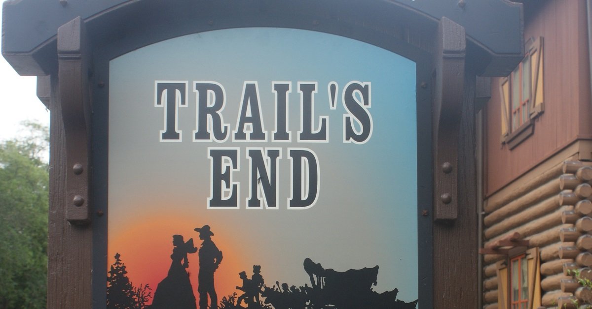 Schild am Eingang des Restaurants Trail's End