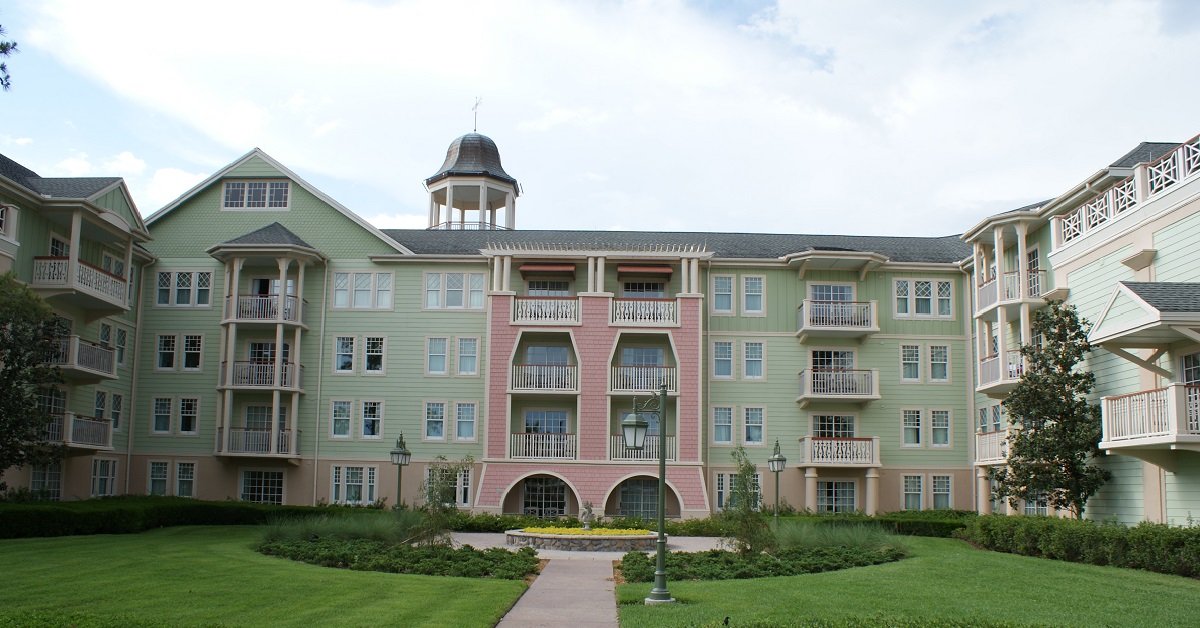 Blick auf ein Gebäude des Saratoga Springs Resorts