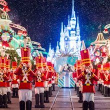 Nussknacker in der Weihnachtsparade auf der Main Street U.S.A. vor dem Cinderella Schloss bei festlicher Beleuchtung