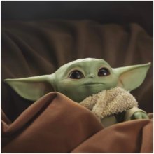 Baby Yoda/The Child aus The Mandalorian kuschelt in einer Decke