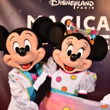 Mickey und Minnie in ihren bunten Outfits