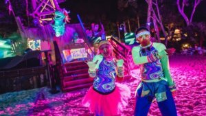 zwei bunt gekleidete Personen tanzen bei der H2O Glow Night im Typhoon Lagoon Wasserpark