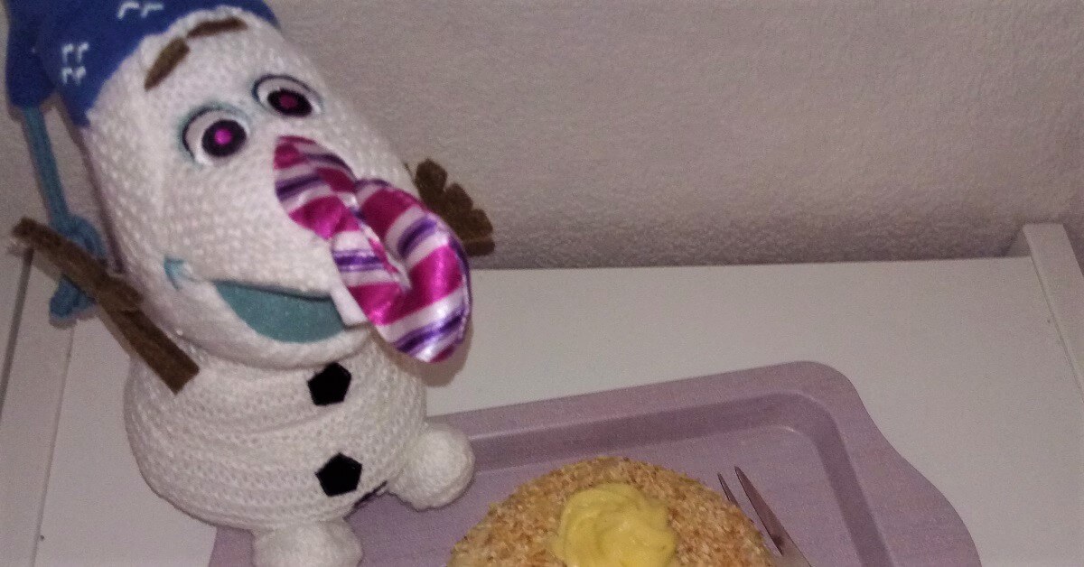 Eine Plüschfigur von Olaf aus Die Eiskönigin ist vor einem School Bread zu sehen