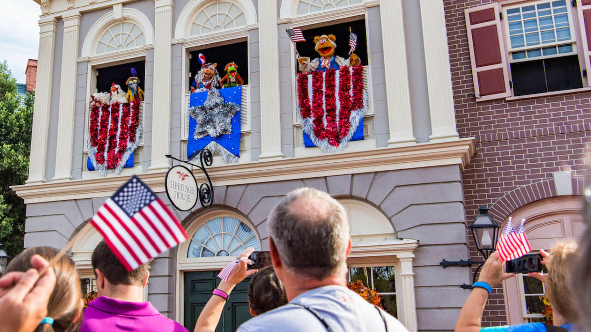 Blick auf einige Muppets bei der Show "The Muppets Present... Great Moments in American History" am Liberty Square