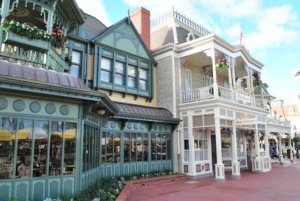 Außenansicht des Plaza Restaurants am Ende der Main Street U.S.A.