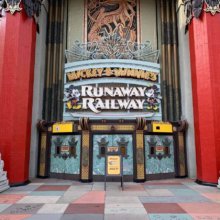 Chinesische Theater in den Hollywood Studios mit der Attraktion Mickey & Minnie's Runaway Railway