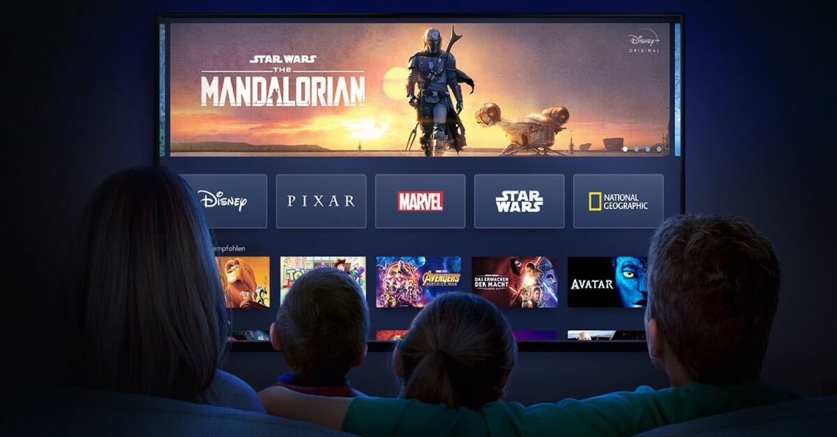 Familie vor Fernseher mit DisneyPLUS Startbildschirm