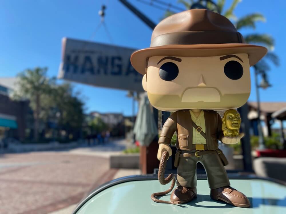 ein Indiana Jones-Funko Pop steht auf einem Mülleimer in der Nähe von Jock Lindseys Hangar Bar in Disney Springs