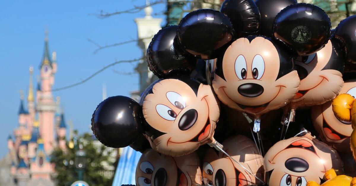 Mickey Mouse Luftballons vor dem Schloss in Disneyland Paris