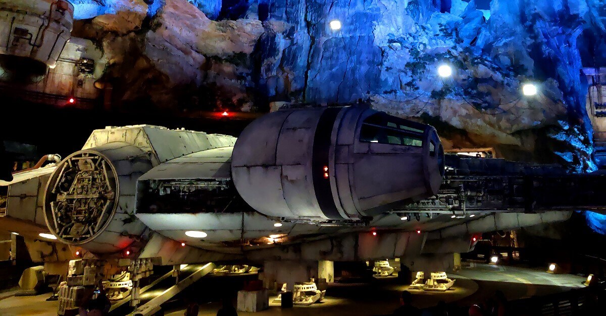 Millenium Falcon bei Nacht in Star Wars: Galaxy's Edge