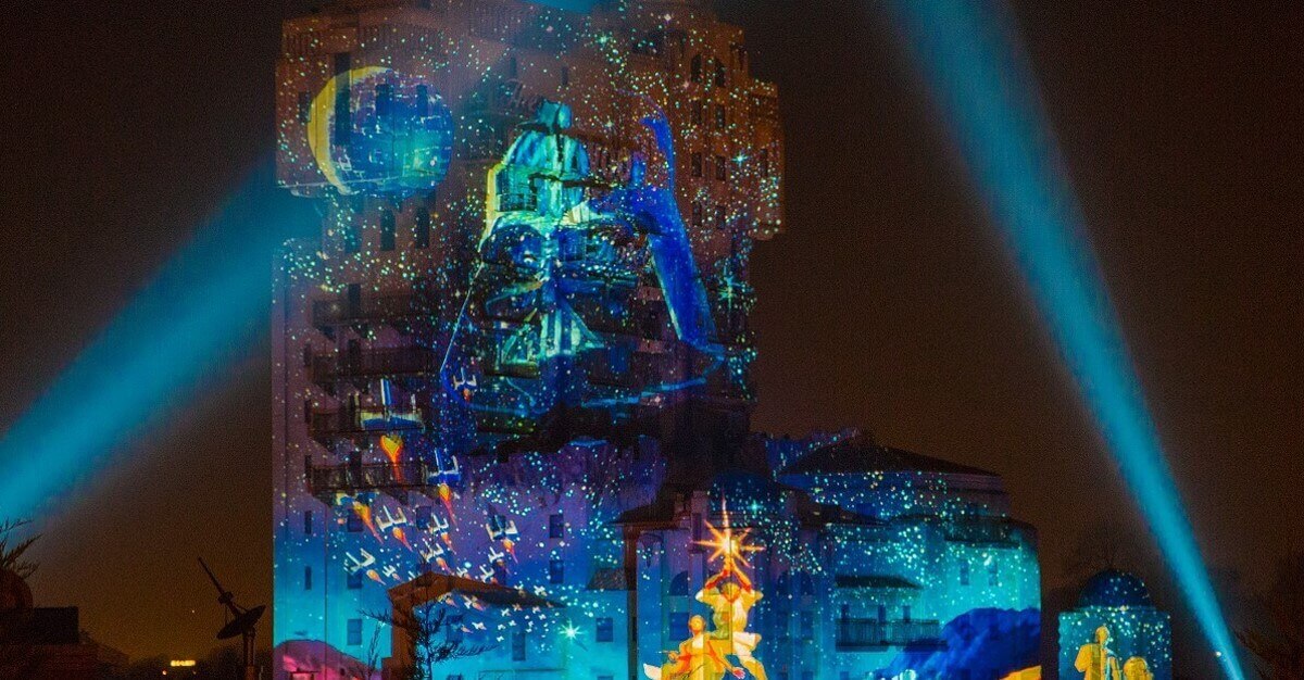 Star Wars Projektionsshow mit Feuerwerk am Tower of Terror