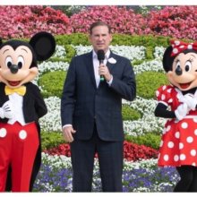 Joe Schott mit Mickey und Minnie Mouse