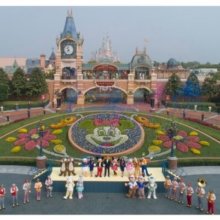 Cast Member und Disneycharaktere vor dem Shanghai Disneyland Eingang