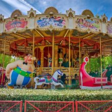 Karussell des Parc Asterix mit Obelix, einem Pferd und weiteren Wagen