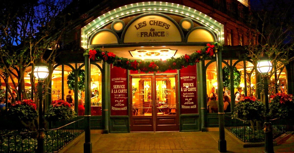 Chef's de France: Eingang zum Restaurant in Epcot bei Dunkelheit