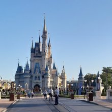 Blick auf das Cinderella Castle in einem fast leeren Magic Kingdom, in dem nur wenige Cast Member zu sehen sind