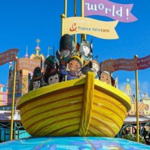 Boot mit Menschen aus aller Welt: It's a Small World