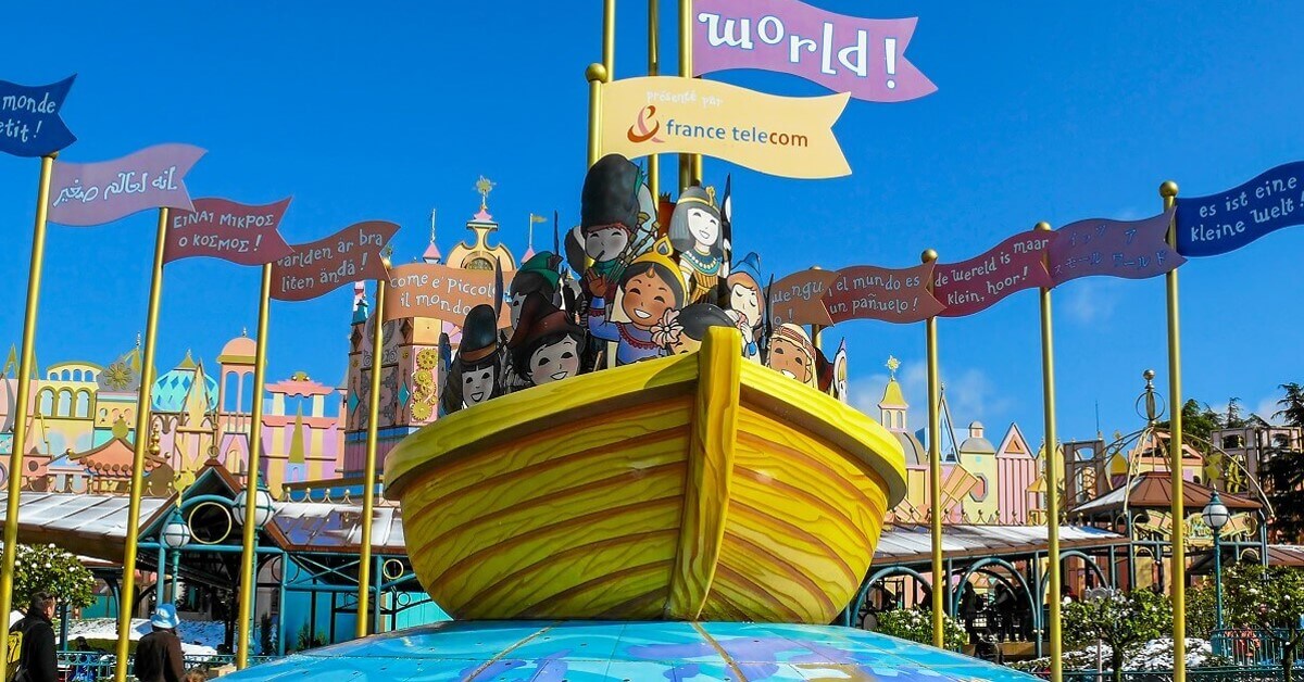 Boot mit Menschen aus aller Welt: It's a Small World