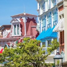 Häuserfassade in der Main Street, U.S.A in Disneyland Paris bei strahlend blauem Himmel