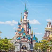 Sleeping Beauty Castle am Ende der Main Street, die von Bäumen gesäumt wird