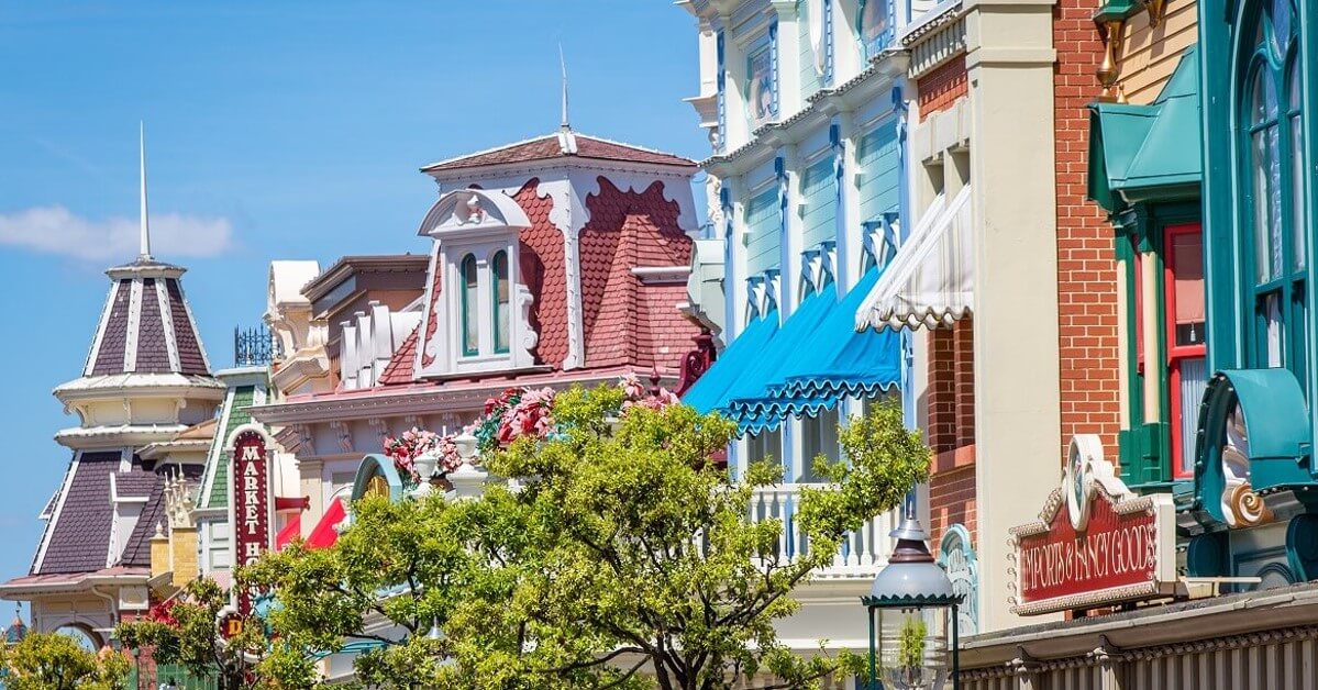 Häuserfassade in der Main Street, U.S.A in Disneyland Paris bei strahlend blauem Himmel