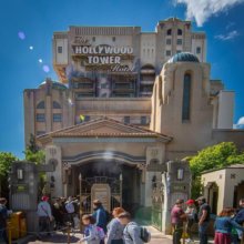 Tower of Terror in den Walt Disney Studios bei strahlend blauem Himmel