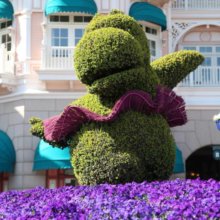 Blumenfigur vor dem Eingang des Disneyland Hotel 