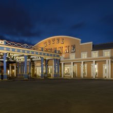 Eingangsbereich des Hotel Cheyenne bei Nacht