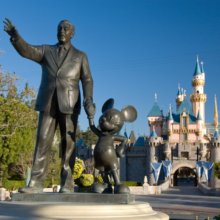 Partnerstatue mit Walt Disney und Mickey Mouse im Disneyland Resort