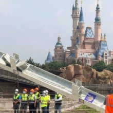 Bau der Zootopia Attraktion in Disneyland Shanghai: ein Stahlträger wird in Position gebracht