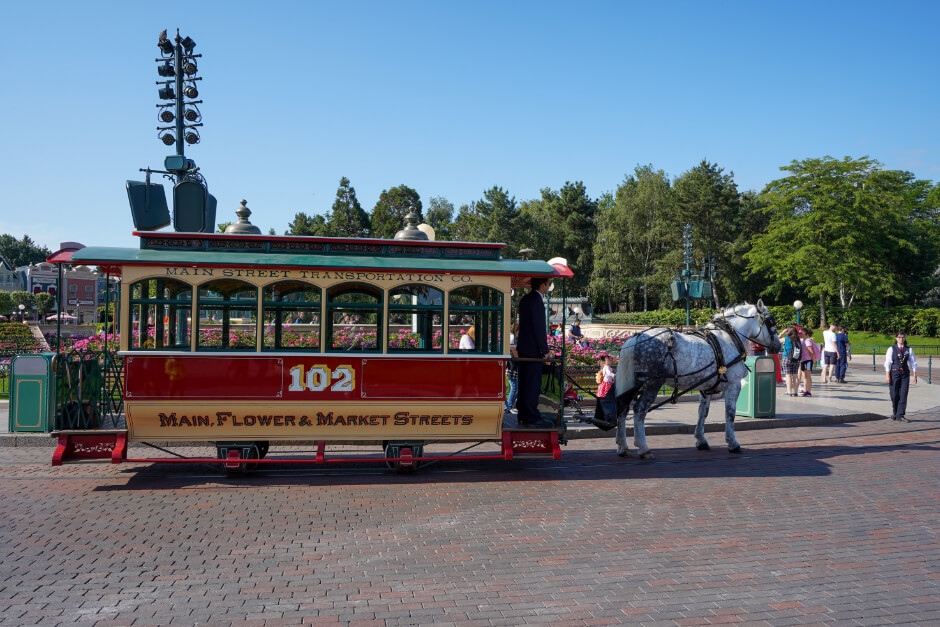 Von Pferden gezogene Straßenbahn in Disneyland Paris