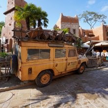 Der Land Rover vor dem "La Girafe Curieuse"