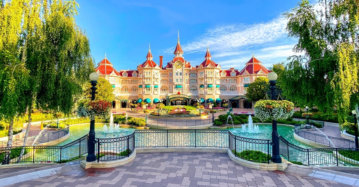 Blick auf den Eingang zum Disneyland Park vor einem strahlend blauen Himmel