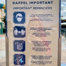 Auf einer Infotafel stehen wichtige Sicherheits- und Hygieneregeln für den Aufenthalt in Disneyland Paris