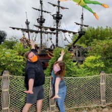 Torsten und Dörthe posieren für einen Magic Shot mit Peter Pan vor Captain Hook's Galley