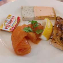 Im Plaza Gardens gibt es etwas hochwertigere Kost, wie zum Beispiel kleine Portionen geräucherten Fisch als Vorspeise.