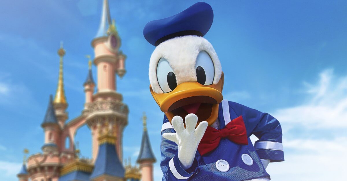 Donald Duck vor dem Sleeping Beauty Castle in Disneyland Paris