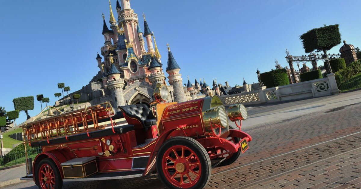 Roter Feuerwehr-Oldtimer parkt vor dem Sleeping Beauty Castle