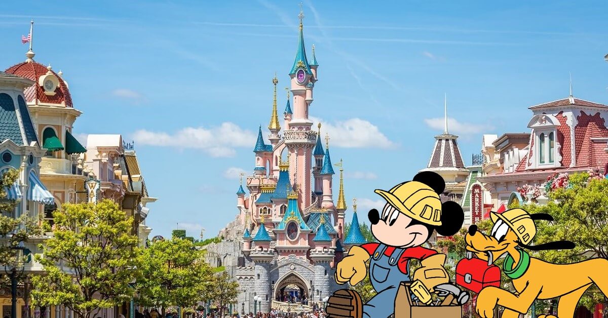 Schloss in Disneyland Paris, im vordergrund Mickey und Pluto als Bauarbeiter