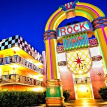 All Star Music Resort mit riesiger Jukebox bei Nacht