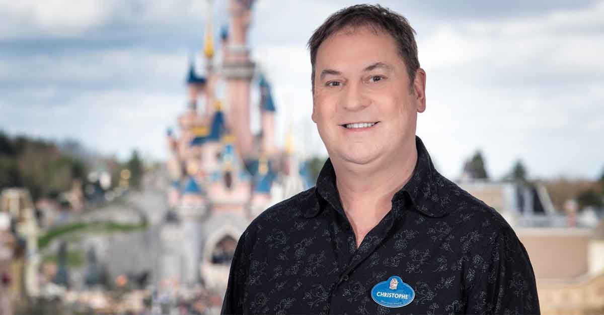 Ein Foto zeigt den Showdirektor von The Lion King Rhythms of the Pride Lands Christophe Leclercq vor dem Schloss in Disneyland Paris