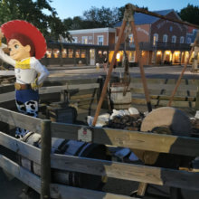 Cowgirl Jessie begrüßt die Menschen am Selfie-Point auf dem Außengelände von Disney's Hotel Cheyenne